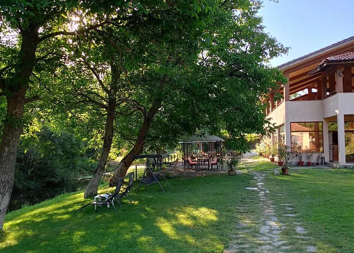 Kompleks wypoczynkowy Perperеshka River Stremtsi